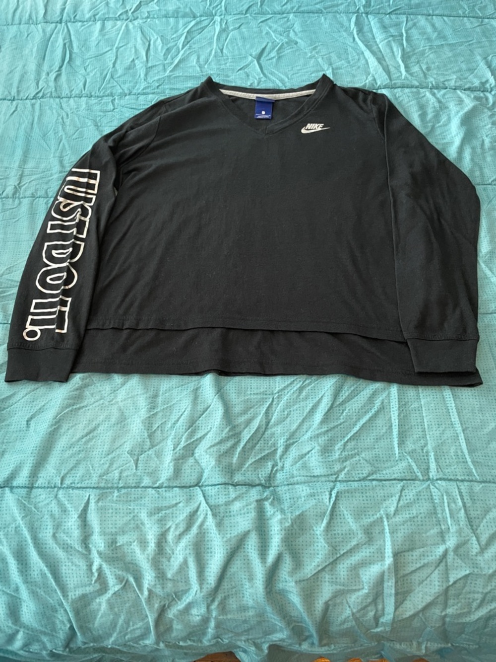 Nike Black Long Sleeve V-Neck Tshirt with White Swoosh Sleeve Text Mens L R12